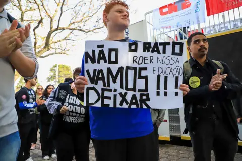 Professores encerram paralisação e comemoram apoio da sociedade no Paraná