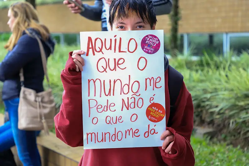 Professores encerram paralisação e comemoram apoio da sociedade no Paraná