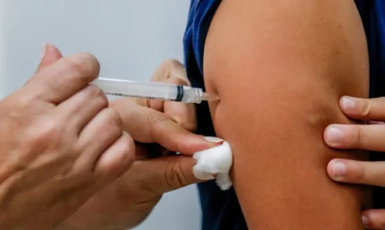 Após alerta da OMS sobre Mpox, Brasil prioriza produção de vacina