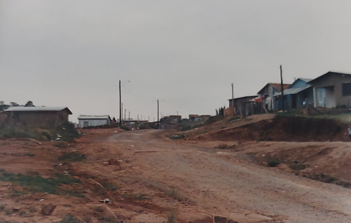 Degradação ambiental e infraestrutura precária castigam moradores do Morro do Paula