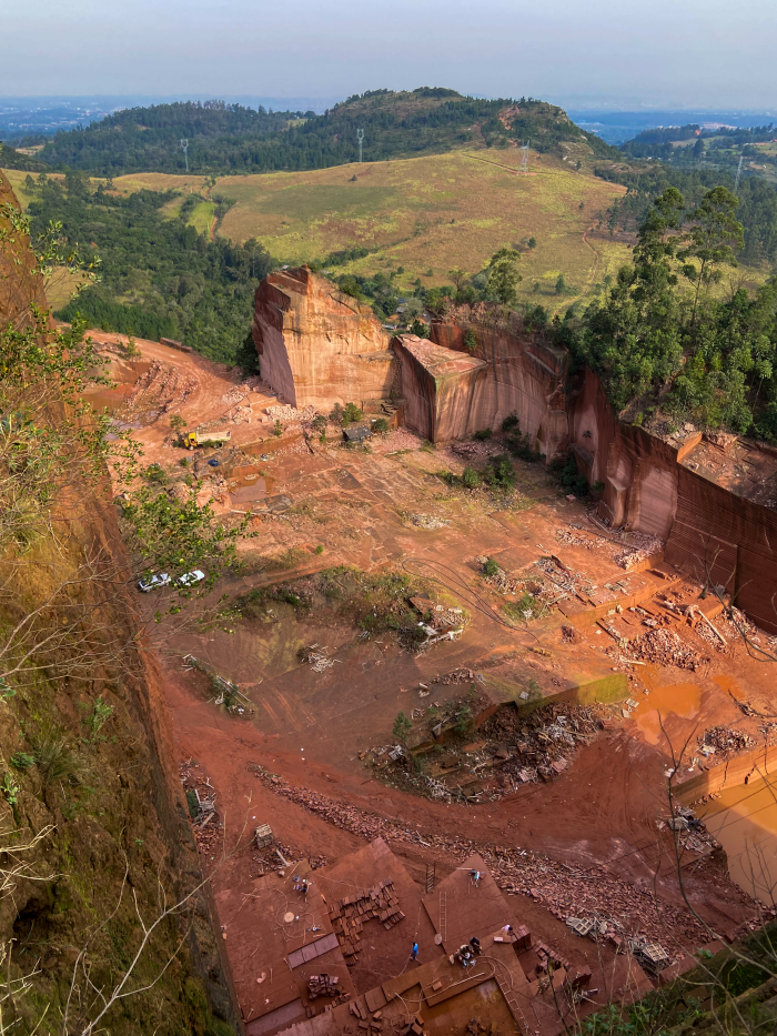 Degradação ambiental e infraestrutura precária castigam moradores do Morro do Paula