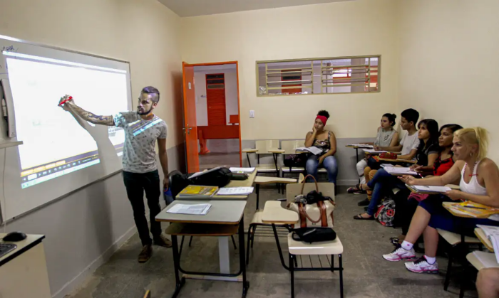 Atividades concomitantes e a aposentadoria dos professores