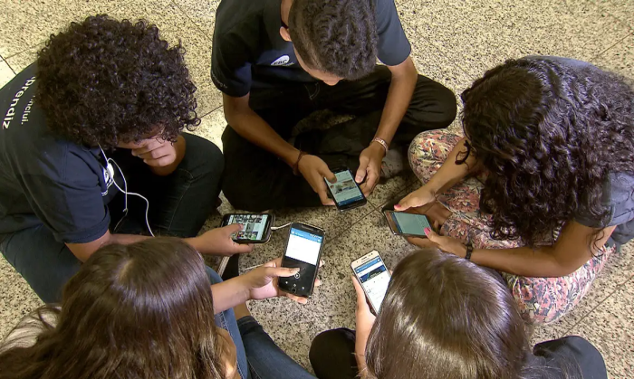 Comissão de educação da Câmara aprova proibição de celulares em escolas