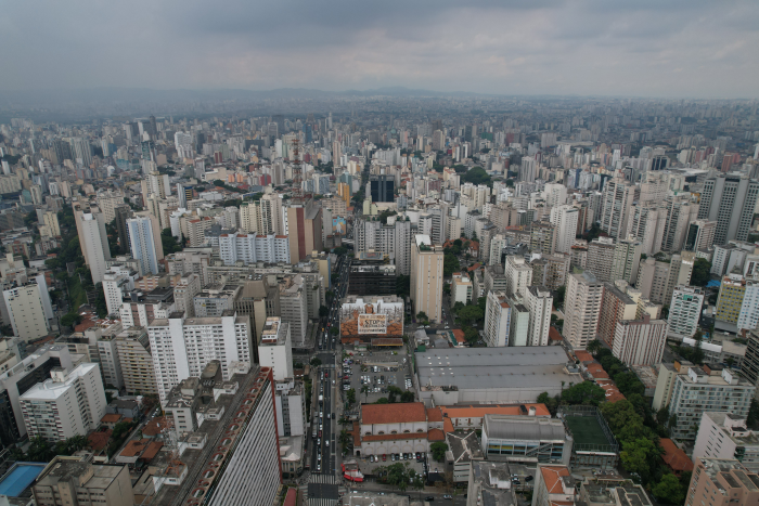 Mural em SP denuncia bilionários dos EUA que lucram com desmatamento no Brasil