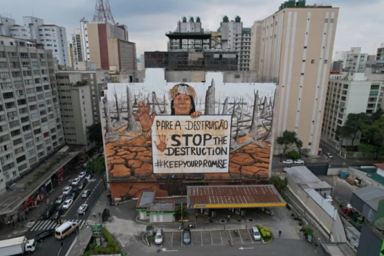 Mural em SP denuncia bilionários dos EUA que lucram com desmatamento no Brasil | Foto: Luan Rentes/Divulgação