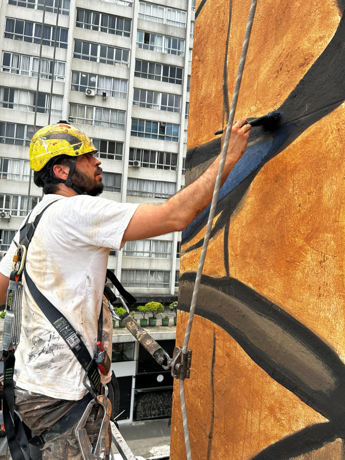 Mural em SP denuncia bilionários dos EUA que lucram com desmatamento no Brasil