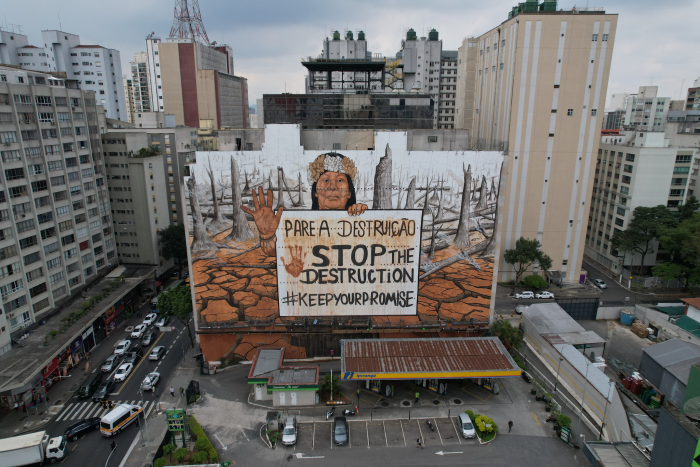 Mural em SP denuncia bilionários dos EUA que lucram com desmatamento no Brasil