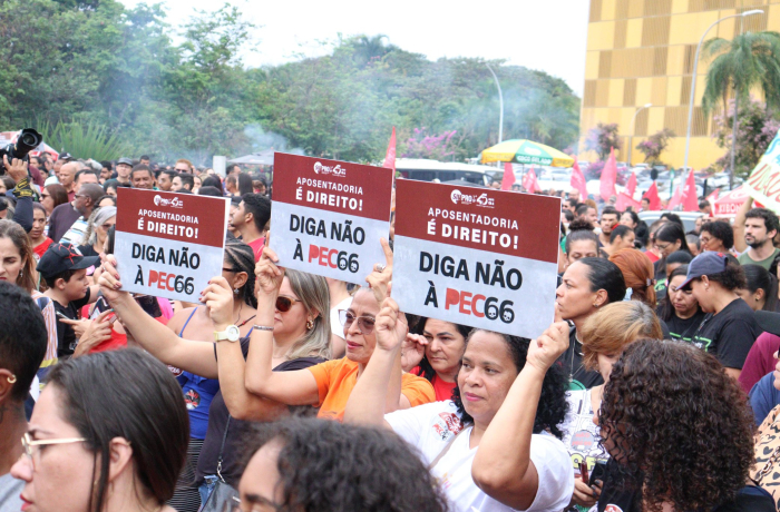 PEC que confisca aposentadoria provoca ato em frente à Câmara