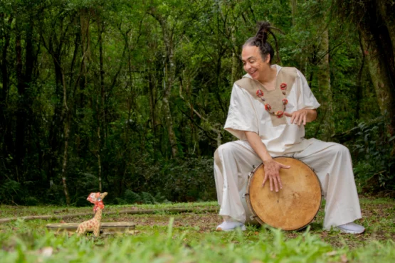 Artista Richard Serraria lança a contação de história Girafa da Cerquinha | Foto: Jeff Granja