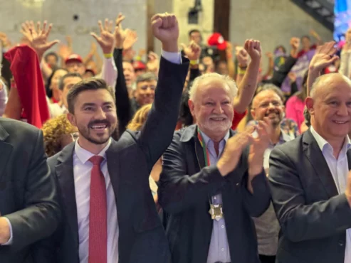 Essa medalha não é minha, é do MST, diz Stedile em homenagem na Assembleia | Foto: Paulo Roberto Silva/ALRS