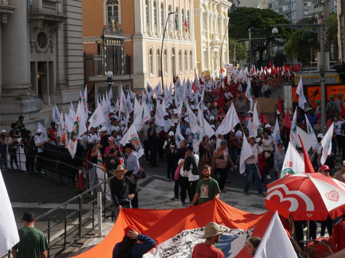 Atingidos pelas enchentes no campo e nas cidades cobram governo Leite