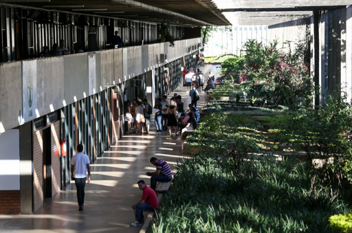 Brasil deixa de investir em Educação para pagar dívida ilegítima