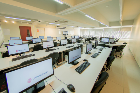 Professora conquista no TST direito a horas extras por trabalho em plataforma digital