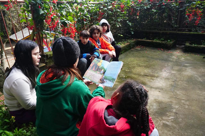 Escolas completam um ano com menos telas e mais interação