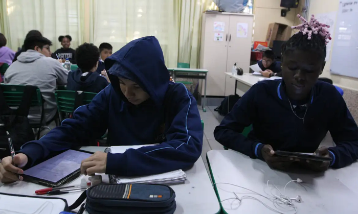 IA chega às salas de aula sob o risco de uberização do trabalho docente