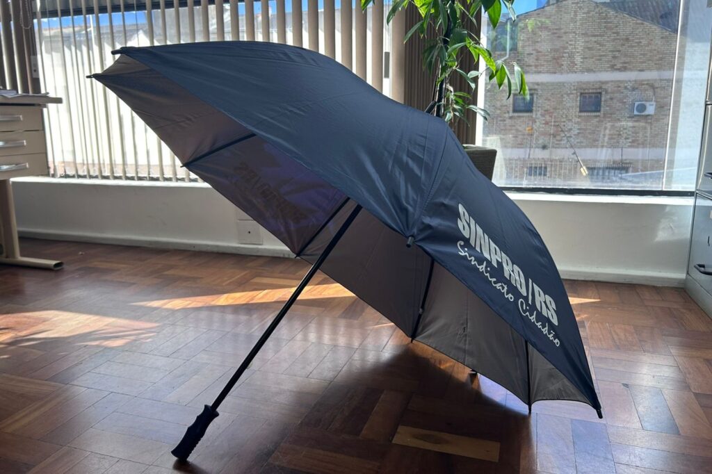 Professores associados que sindicalizarem dois ou mais colegas ganham um guarda-chuva personalizado como brinde