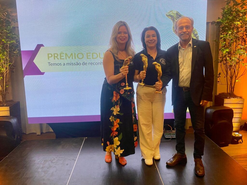 Vencedores do Prêmio Educação RS 2025 recebem a Pena Libertária