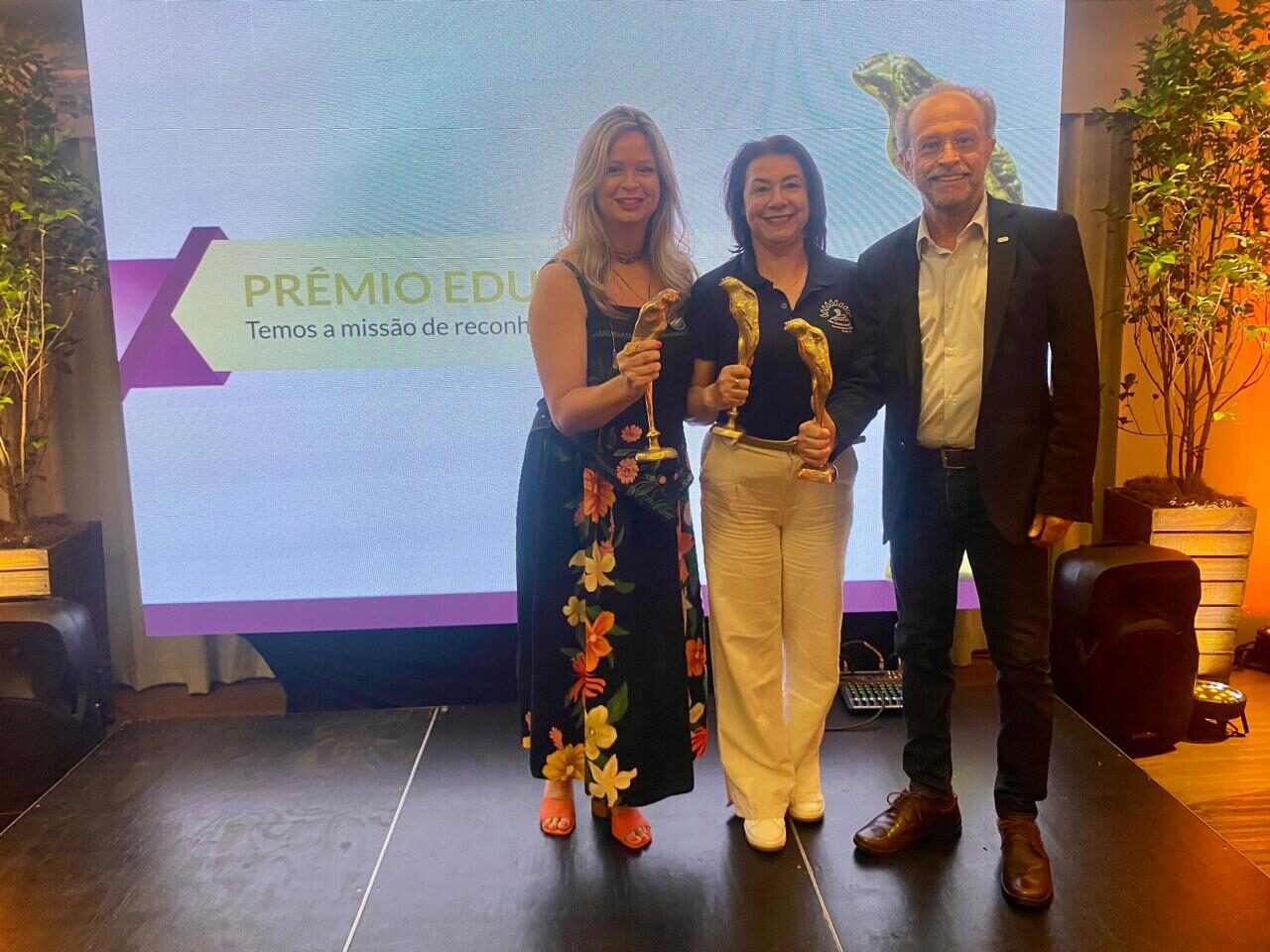 Vencedores do Prêmio Educação RS 2025 recebem a Pena Libertária | Foto: Igor Sperotto
