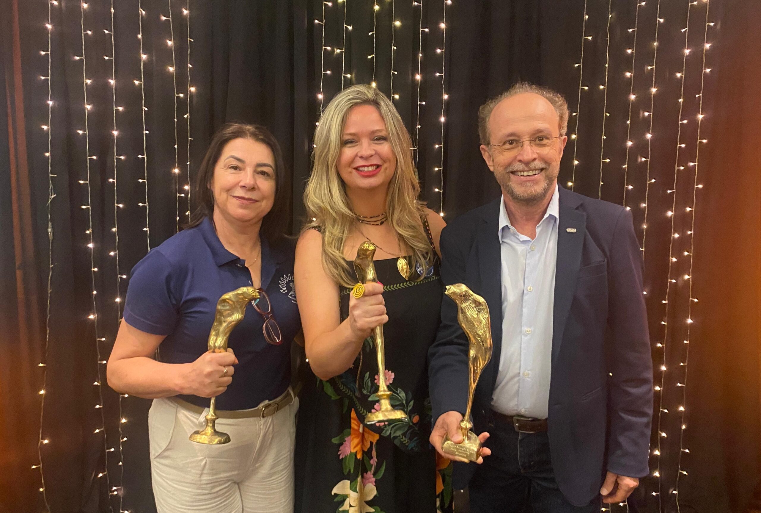 Adriana Piovezan, diretora da Escola Estadual de Ensino Fundamental 29 de Outubro; Aline Kerber, presidenta de Honra da AMPD, e o professor Adão Villaverde | 
