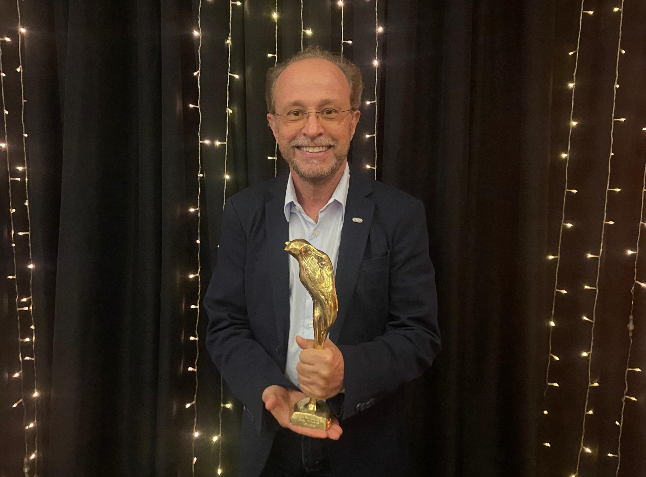 Professor Adão Villaverde, vencedor na categoria profissional | 