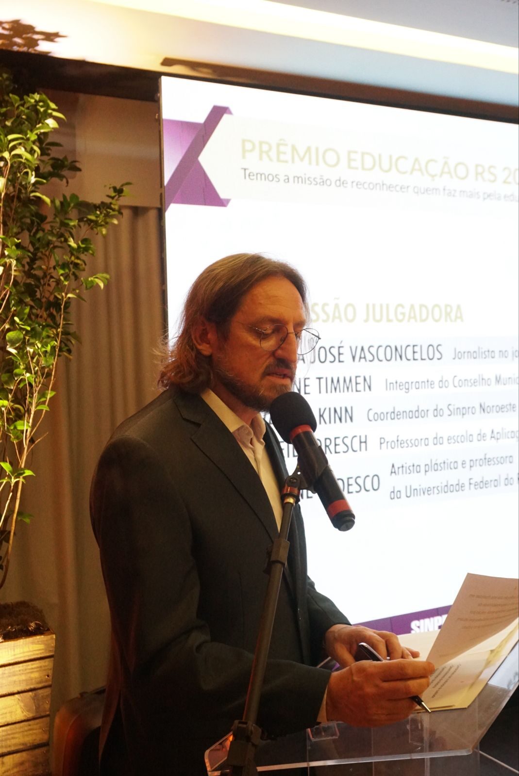 Professor Marcos Tonial, diretor do Sinpro/RS, apresentou a premiação | 