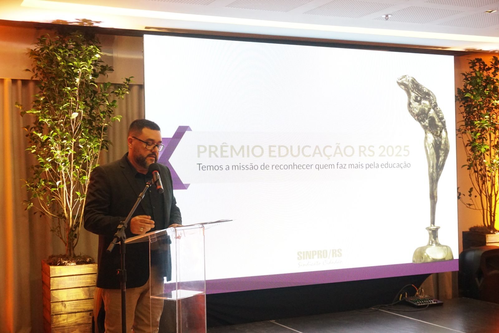 Professor Rodrigo Perla Martins, diretor do Sinpro/RS, falou em nome da direção colegiado do Sinpro/RS | 