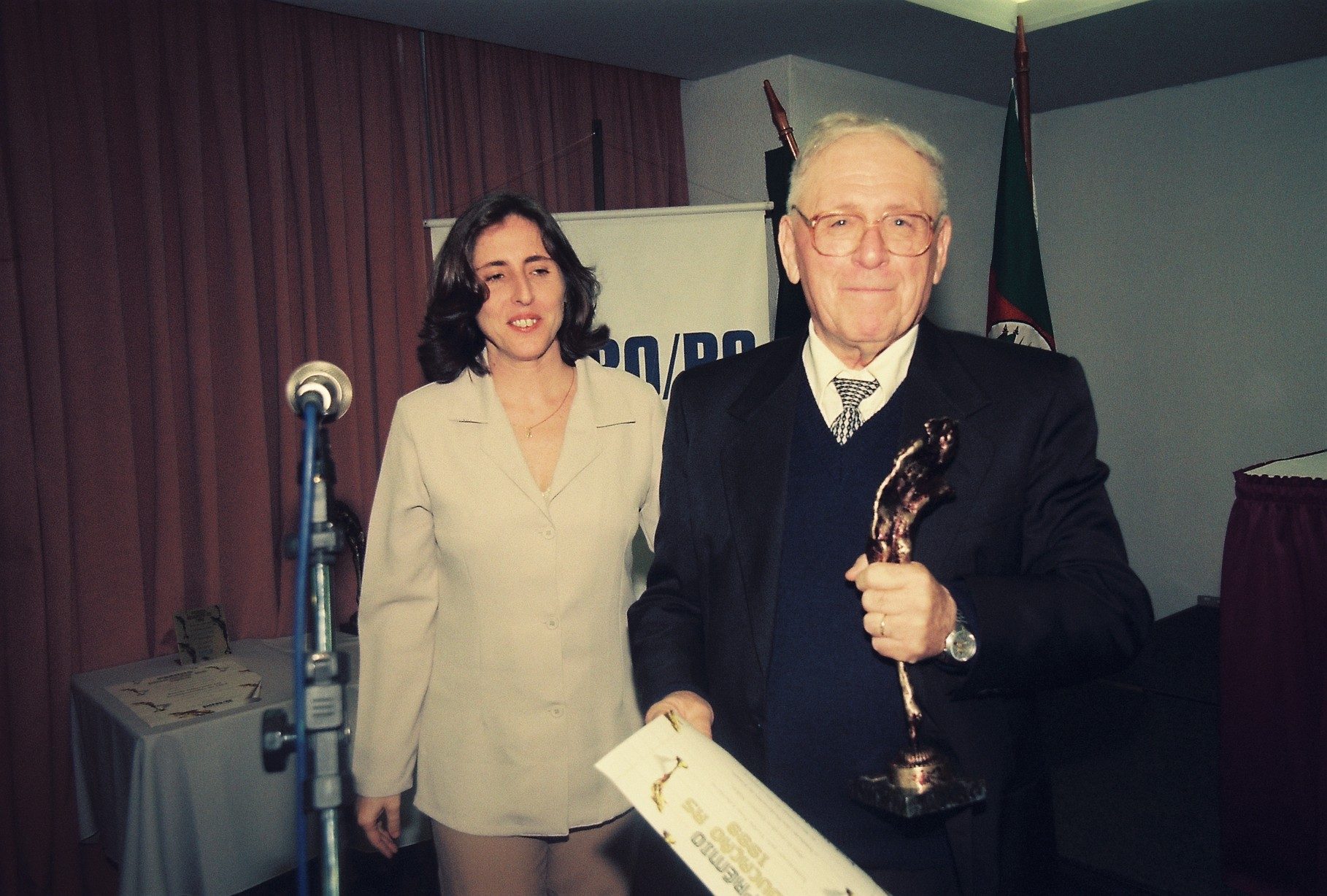 Professor Mario Osório Marques Profissional Láurea foi entregue pela diretora do Sinpro/RS, Soraya Franke | 