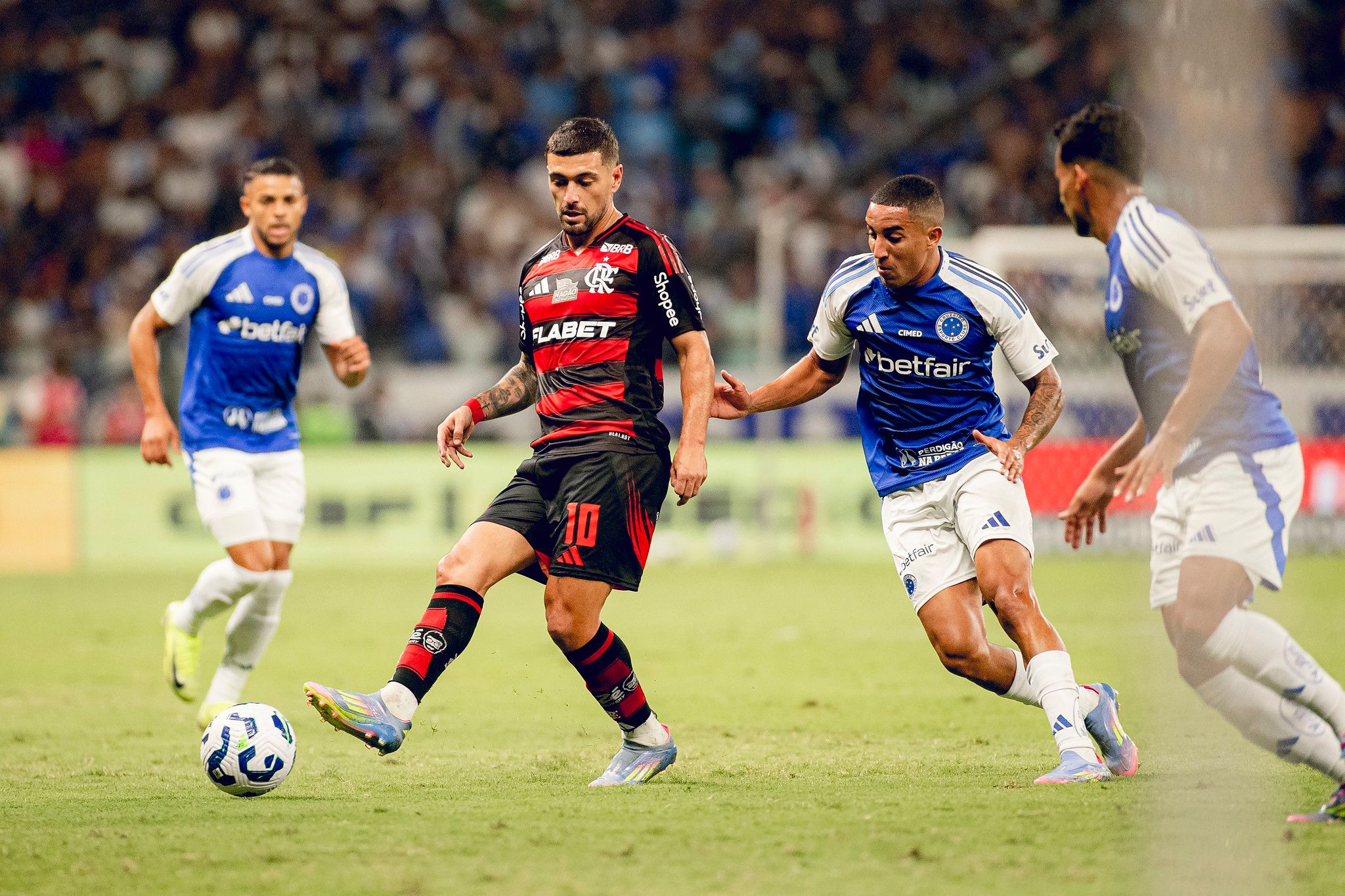 Flamengo x Cruzeiro: Decisão no Topo do Brasileirão Nesta Quinta!