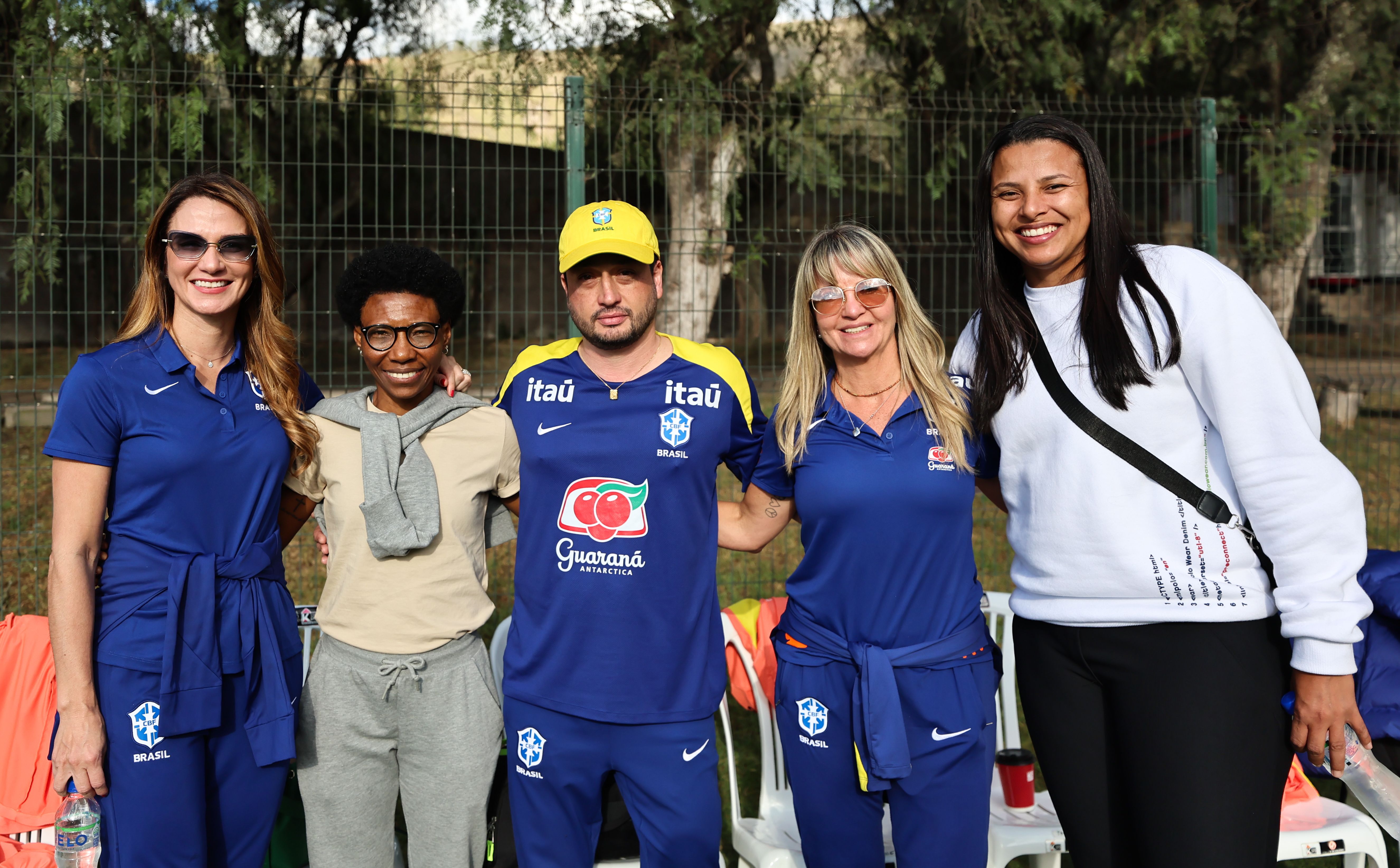 Ex-jogadoras Zizi e Pretinha visitam Seleção Brasileira antes da final da Copa América Feminina