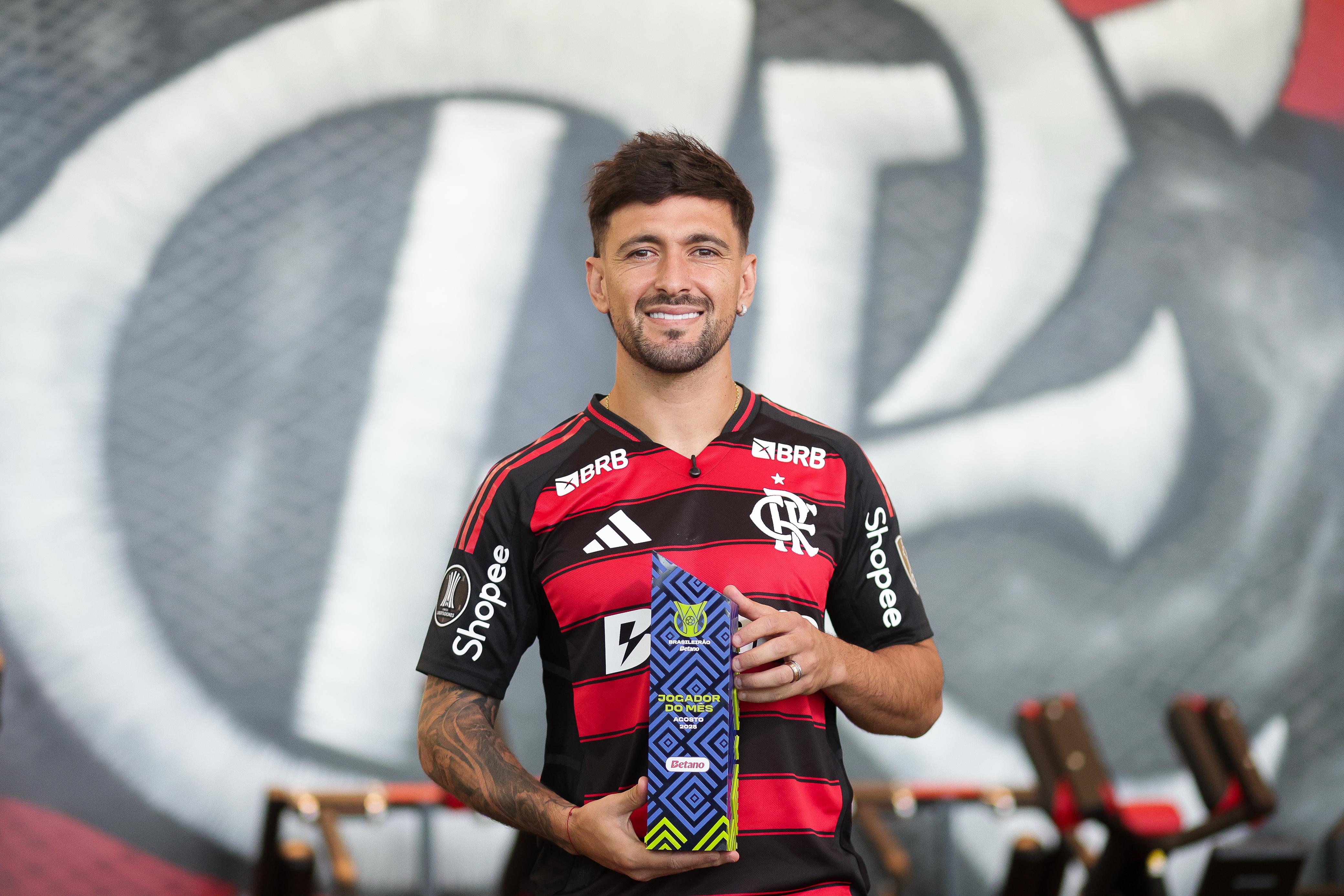 Arrascaeta brilha e é eleito o Craque Betano de agosto no Brasileirão!
