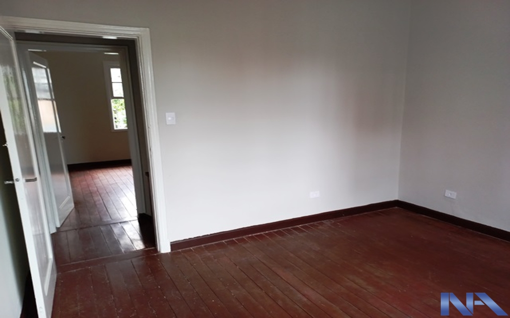 1016ded7-f56d-42a4-852a-4e44180279e8-IMOBILIARIA NEWTON ALVAREZ SOBRADO BOSQUE DA SAUDE 74148 SOBRADO RESIDENCIAL 80m²  com 1 Sala, 2 Dormitórios, 1 Banheiro na parte inferior, Cozinha, Dormitório Empregada, Entrada Lateral, Quintal, sem garagem .

Fundada em 1969, nossa empresa é referência na compra e venda de imóveis no eixo metrô Paraíso-Jabaquara, atendendo bairros estratégicos de São Paulo. Com expertise de décadas, oferecemos soluções personalizadas e ágeis, unindo segurança e rentabilidade. Especialistas em negociações transparentes, proporcionamos as melhores oportunidades para clientes e investidores no mercado imobiliário.
