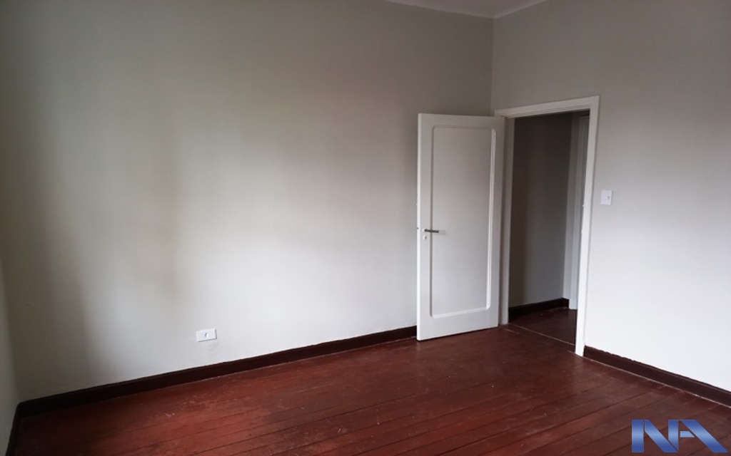 e813df00-6bd6-413d-8058-cb8d4436421a-IMOBILIARIA NEWTON ALVAREZ SOBRADO BOSQUE DA SAUDE 74146 SOBRADO RESIDENCIAL 80m²  com 1 Sala, 2 Dormitórios, 1 Banheiro na parte inferior, Cozinha, Dormitório Empregada, Entrada Lateral, Quintal, sem garagem .

Fundada em 1969, nossa empresa é referência na compra e venda de imóveis no eixo metrô Paraíso-Jabaquara, atendendo bairros estratégicos de São Paulo. Com expertise de décadas, oferecemos soluções personalizadas e ágeis, unindo segurança e rentabilidade. Especialistas em negociações transparentes, proporcionamos as melhores oportunidades para clientes e investidores no mercado imobiliário.
