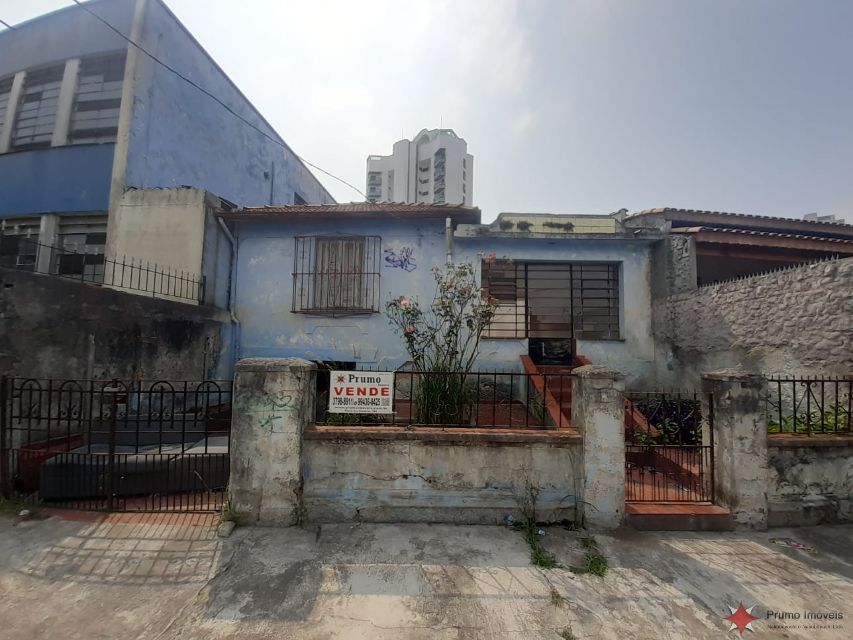 OCASIÃO, CASA VELHA C/ TERRENO DE 9,00 MTS DE FRENTE, POR 48 MTS DE PROFUNDIDADE, FECHANDO EM ZERO AOS FUNDOS. COM ÁREA TOTAL DE 222,00 MTS. ÓTIMO TERRENO PARA CONSTRUIR 2 CASAS, AO LADO DO ANTIGO COLEGIO ANHEMBI, TOPOGRAFIA PLANA. À 01 QUADRA DA AV. DRº. EDUARDO COTCHING, À 02 QUADRAS DO MERCADO MUNICIPAL DE VILA FORMOSA, DO COLÉGIO BRASÍLIA, À 30 MTS DO BATALHÃO DA POLÍCIA MILITAR - R. SAIGON.  RICO EM TRANSPORTE PÚBLICO - PRÓXIMO DA FUTURA ESTAÇÃO VL. FORMOSA E ÁNALIA FRANCO DO METRÔ. FARTO COMÉRCIO EM GERAL. 