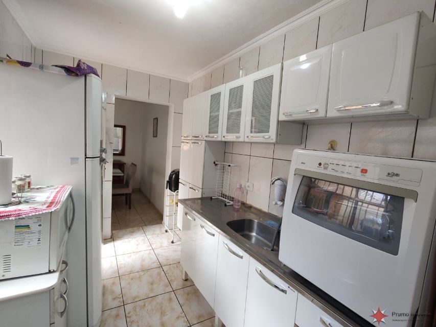 0b35a77f-2989-43a9-a83e-c4716cdbaa90-PRUMO IMOVEIS CASA Vila Antonieta 35760 CASA TÉRREA COM AMPLO ESPAÇO, COM 03 DORMITÓRIOS COM GUARDA-ROUPAS EMBUTIDOS, SALA DE ESTAR, SALA DE JANTAR, COZINHA PLANEJADA, BANHEIROS, ÁREA DE SERVIÇO, QUARTO DE DESPENSA, TERRAÇO GOURMET, QUINTAL, ENTRADAS INDEPENDENTES, E 02 VAGAS COBERTA P/ AUTOS. 

TERRENO MEDINDO 8 MTS DE FRENTE, POR 27 MTS DE FUNDO, ENCERRANDO ÁREA TOTAL DE TERRENO EM 216 MTS.

LOCALIZAÇÃO PRIVILEGIADA, À 02 QUADRAS DA AV. INCONFIDÊNCIA MINEIRA, E À 01 QUADRA DA AV. NACIONALISTA. FARTO COMÉRCIO AO REDOR - BANCOS, PADARIA, AÇOUGUE, SUPEMERCADO, POSTO DE COMBUSTIVÉL, POSTO DE SAÚDE, FARMÁCIA, RESTAURANTES, PIZZARIA, ETC...

ACESSIVÉL AO TRANSPORTE PÚBLICO - PRÓXIMO DO PONTO DE ÔNIBUS. 

AGENDE SUA VISITA E NÃO PERCA ESTA OPORTUNIDADE. 

