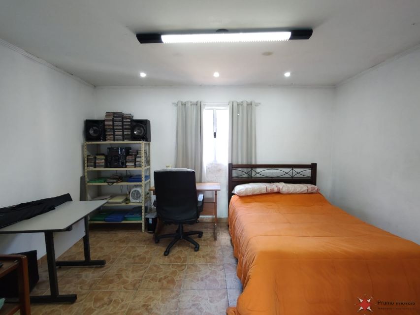 27444244-7bcb-477d-a5a2-54ed6387cbb0-PRUMO IMOVEIS CASA Vila Antonieta 35725 CASA TÉRREA COM AMPLO ESPAÇO, COM 03 DORMITÓRIOS COM GUARDA-ROUPAS EMBUTIDOS, SALA DE ESTAR, SALA DE JANTAR, COZINHA PLANEJADA, BANHEIROS, ÁREA DE SERVIÇO, QUARTO DE DESPENSA, TERRAÇO GOURMET, QUINTAL, ENTRADAS INDEPENDENTES, E 02 VAGAS COBERTA P/ AUTOS. 

TERRENO MEDINDO 8 MTS DE FRENTE, POR 27 MTS DE FUNDO, ENCERRANDO ÁREA TOTAL DE TERRENO EM 216 MTS.

LOCALIZAÇÃO PRIVILEGIADA, À 02 QUADRAS DA AV. INCONFIDÊNCIA MINEIRA, E À 01 QUADRA DA AV. NACIONALISTA. FARTO COMÉRCIO AO REDOR - BANCOS, PADARIA, AÇOUGUE, SUPEMERCADO, POSTO DE COMBUSTIVÉL, POSTO DE SAÚDE, FARMÁCIA, RESTAURANTES, PIZZARIA, ETC...

ACESSIVÉL AO TRANSPORTE PÚBLICO - PRÓXIMO DO PONTO DE ÔNIBUS. 

AGENDE SUA VISITA E NÃO PERCA ESTA OPORTUNIDADE. 

