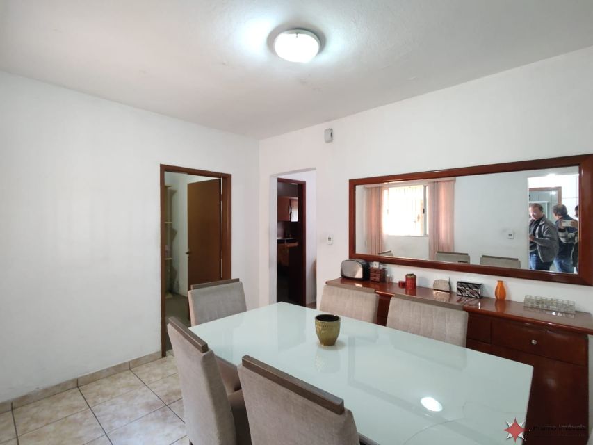 7a8b7f6e-f235-4c56-a438-272c5456054e-PRUMO IMOVEIS CASA Vila Antonieta 35762 CASA TÉRREA COM AMPLO ESPAÇO, COM 03 DORMITÓRIOS COM GUARDA-ROUPAS EMBUTIDOS, SALA DE ESTAR, SALA DE JANTAR, COZINHA PLANEJADA, BANHEIROS, ÁREA DE SERVIÇO, QUARTO DE DESPENSA, TERRAÇO GOURMET, QUINTAL, ENTRADAS INDEPENDENTES, E 02 VAGAS COBERTA P/ AUTOS. 

TERRENO MEDINDO 8 MTS DE FRENTE, POR 27 MTS DE FUNDO, ENCERRANDO ÁREA TOTAL DE TERRENO EM 216 MTS.

LOCALIZAÇÃO PRIVILEGIADA, À 02 QUADRAS DA AV. INCONFIDÊNCIA MINEIRA, E À 01 QUADRA DA AV. NACIONALISTA. FARTO COMÉRCIO AO REDOR - BANCOS, PADARIA, AÇOUGUE, SUPEMERCADO, POSTO DE COMBUSTIVÉL, POSTO DE SAÚDE, FARMÁCIA, RESTAURANTES, PIZZARIA, ETC...

ACESSIVÉL AO TRANSPORTE PÚBLICO - PRÓXIMO DO PONTO DE ÔNIBUS. 

AGENDE SUA VISITA E NÃO PERCA ESTA OPORTUNIDADE. 

