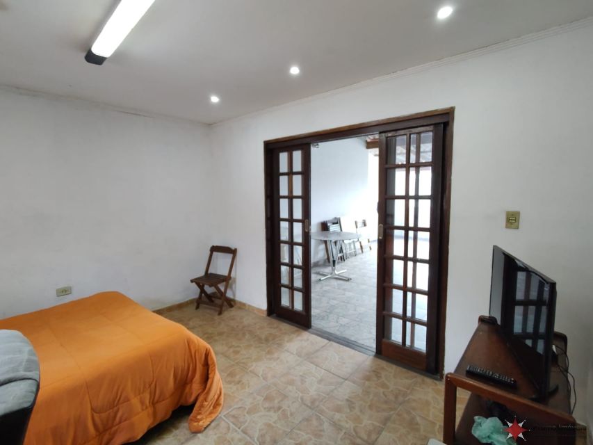 87674c39-a0b4-4245-a7a6-e6bb8a4bab55-PRUMO IMOVEIS CASA Vila Antonieta 35722 CASA TÉRREA COM AMPLO ESPAÇO, COM 03 DORMITÓRIOS COM GUARDA-ROUPAS EMBUTIDOS, SALA DE ESTAR, SALA DE JANTAR, COZINHA PLANEJADA, BANHEIROS, ÁREA DE SERVIÇO, QUARTO DE DESPENSA, TERRAÇO GOURMET, QUINTAL, ENTRADAS INDEPENDENTES, E 02 VAGAS COBERTA P/ AUTOS. 

TERRENO MEDINDO 8 MTS DE FRENTE, POR 27 MTS DE FUNDO, ENCERRANDO ÁREA TOTAL DE TERRENO EM 216 MTS.

LOCALIZAÇÃO PRIVILEGIADA, À 02 QUADRAS DA AV. INCONFIDÊNCIA MINEIRA, E À 01 QUADRA DA AV. NACIONALISTA. FARTO COMÉRCIO AO REDOR - BANCOS, PADARIA, AÇOUGUE, SUPEMERCADO, POSTO DE COMBUSTIVÉL, POSTO DE SAÚDE, FARMÁCIA, RESTAURANTES, PIZZARIA, ETC...

ACESSIVÉL AO TRANSPORTE PÚBLICO - PRÓXIMO DO PONTO DE ÔNIBUS. 

AGENDE SUA VISITA E NÃO PERCA ESTA OPORTUNIDADE. 

