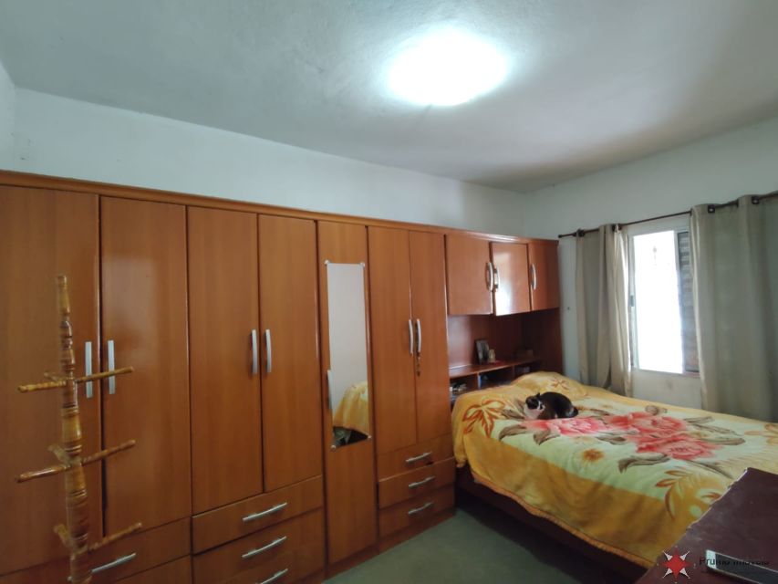 983a360a-f47e-4239-aa39-a046318b569e-PRUMO IMOVEIS CASA Vila Antonieta 35769 CASA TÉRREA COM AMPLO ESPAÇO, COM 03 DORMITÓRIOS COM GUARDA-ROUPAS EMBUTIDOS, SALA DE ESTAR, SALA DE JANTAR, COZINHA PLANEJADA, BANHEIROS, ÁREA DE SERVIÇO, QUARTO DE DESPENSA, TERRAÇO GOURMET, QUINTAL, ENTRADAS INDEPENDENTES, E 02 VAGAS COBERTA P/ AUTOS. 

TERRENO MEDINDO 8 MTS DE FRENTE, POR 27 MTS DE FUNDO, ENCERRANDO ÁREA TOTAL DE TERRENO EM 216 MTS.

LOCALIZAÇÃO PRIVILEGIADA, À 02 QUADRAS DA AV. INCONFIDÊNCIA MINEIRA, E À 01 QUADRA DA AV. NACIONALISTA. FARTO COMÉRCIO AO REDOR - BANCOS, PADARIA, AÇOUGUE, SUPEMERCADO, POSTO DE COMBUSTIVÉL, POSTO DE SAÚDE, FARMÁCIA, RESTAURANTES, PIZZARIA, ETC...

ACESSIVÉL AO TRANSPORTE PÚBLICO - PRÓXIMO DO PONTO DE ÔNIBUS. 

AGENDE SUA VISITA E NÃO PERCA ESTA OPORTUNIDADE. 

