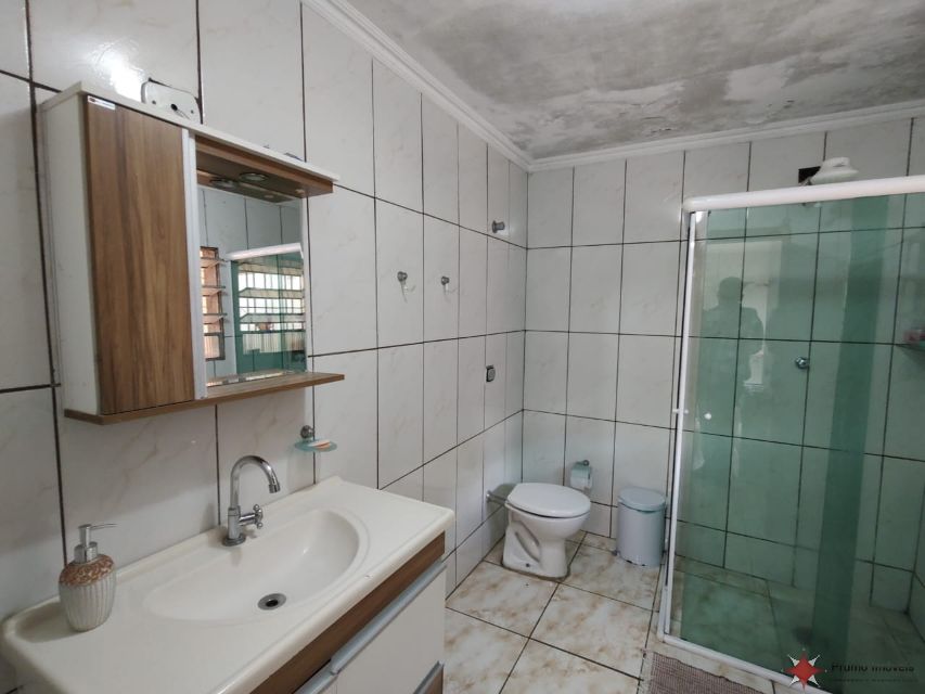 cd83517f-7c75-40b4-9b17-b628ce075432-PRUMO IMOVEIS CASA Vila Antonieta 35753 CASA TÉRREA COM AMPLO ESPAÇO, COM 03 DORMITÓRIOS COM GUARDA-ROUPAS EMBUTIDOS, SALA DE ESTAR, SALA DE JANTAR, COZINHA PLANEJADA, BANHEIROS, ÁREA DE SERVIÇO, QUARTO DE DESPENSA, TERRAÇO GOURMET, QUINTAL, ENTRADAS INDEPENDENTES, E 02 VAGAS COBERTA P/ AUTOS. 

TERRENO MEDINDO 8 MTS DE FRENTE, POR 27 MTS DE FUNDO, ENCERRANDO ÁREA TOTAL DE TERRENO EM 216 MTS.

LOCALIZAÇÃO PRIVILEGIADA, À 02 QUADRAS DA AV. INCONFIDÊNCIA MINEIRA, E À 01 QUADRA DA AV. NACIONALISTA. FARTO COMÉRCIO AO REDOR - BANCOS, PADARIA, AÇOUGUE, SUPEMERCADO, POSTO DE COMBUSTIVÉL, POSTO DE SAÚDE, FARMÁCIA, RESTAURANTES, PIZZARIA, ETC...

ACESSIVÉL AO TRANSPORTE PÚBLICO - PRÓXIMO DO PONTO DE ÔNIBUS. 

AGENDE SUA VISITA E NÃO PERCA ESTA OPORTUNIDADE. 

