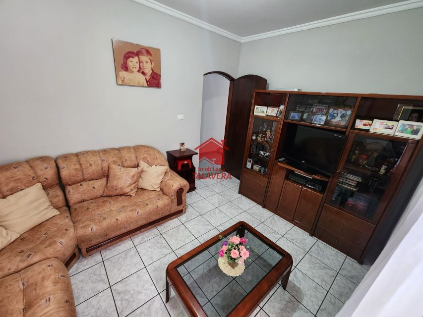 04e33da0-e4cd-4a59-8a19-a4672340c5dd-TALAVERA CASA Osvaldo Cruz 18261 Dimensões, características e localização do imóvel:

Área Construída: 240m²
Área do Terreno: 160m²
Frente: 8,00m²

Casa com 02 dormitórios (01 suíte com banheira) - sala - cozinha - banheiro social - área de serviço - quintal amplo no centro do imóvel - varanda - 02 vagas.

O imóvel conta com um comércio.

Imóvel fica próximo da rua Visconde de Inhaúma, Parque Chico Mendes, Park Shopping São Caetano e Hospital São Luiz.

Vamos visitar?
