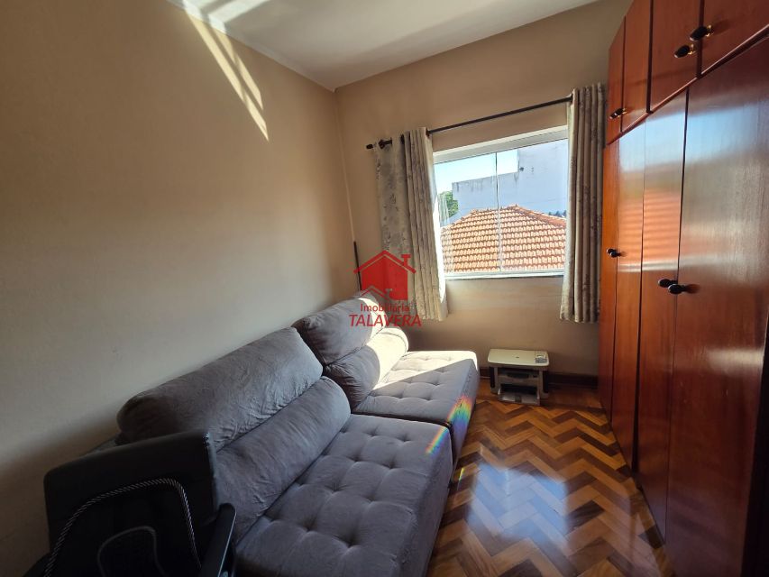 0812cde5-f8ee-4ff7-a0cb-9d6c6fabf599-TALAVERA COMERCIAL Osvaldo Cruz 20499 Casa Comercial de 250m²
 
Térreo

Sala 02 ambientes ,cozinha, banheiro  social , lavabo, área de serviço  - corredor lateral  (02 Lados )
Quintal nos fundos  04 vagas de garagem 


Andar Superior
03 salas (Atualmente Dormitórios ,  02 banheiros - sala ampla central , varando 


Imóvel fica bem localizado .

Vamos visitar?
