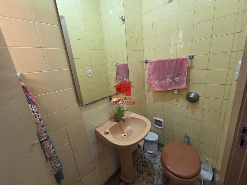 0b1f8256-dd70-4cde-a3c5-32cb1c7f1bc0-TALAVERA COMERCIAL Osvaldo Cruz 20509 Casa Comercial de 250m²
 
Térreo

Sala 02 ambientes ,cozinha, banheiro  social , lavabo, área de serviço  - corredor lateral  (02 Lados )
Quintal nos fundos  04 vagas de garagem 


Andar Superior
03 salas (Atualmente Dormitórios ,  02 banheiros - sala ampla central , varando 


Imóvel fica bem localizado .

Vamos visitar?
