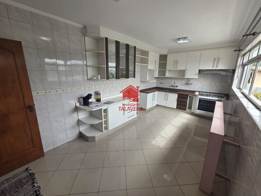 14fc7d9b-255a-4672-ad7d-5997c047f457-TALAVERA CASA Jardim Sao Caetano 20275 Imóvel com 03 dormitórios (01 suíte), 01 banheiro social - 01 lavabo - sala 02 ambientes - copa e cozinha - armários planejados. Além disso, conta com um quintal em cima e lavanderia, quintal lateral e garagem.

Ainda possui uma casa na parte de baixo com cômodos amplos, sendo 01 dormitório, 01 sala, 01 cozinha, 01 banheiro e lavanderia com 2 tanques. Imóvel com 17m de frente.