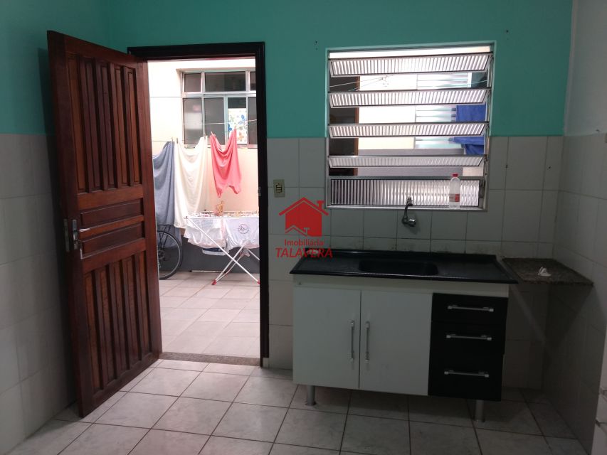 162e683d-376c-460c-a985-5f1d2fab1ecf-TALAVERA CASA Sao Jose 20021 Imóvel com 458m de terreno - 395m de construção

São 06 casas com tamanhos próximos (30m) com 03 cômodos. 
01 casa principal com 02 dormitórios, sala, cozinha ,área de serviço e vaga para 02 carros. Conta também com um amplo salão de aprox. 100m com banheiro.
(algumas imagens - para ter conhecimento total das casas, somente com agendamento, imóveis alugados). Excelente opção para renda.

Vamos visitar?