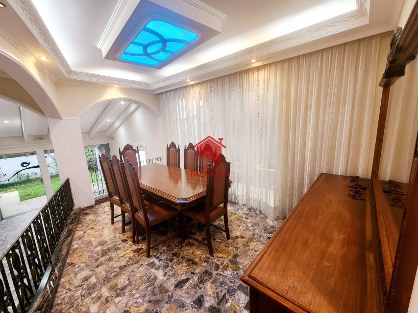 18167540-8322-4b92-b707-fc9767954500-TALAVERA CASA Jardim Sao Caetano 18112 EXCLUSIVIDADE
Dimensões, características e localização do imóvel:

277m²
03 dormitórios sendo 1 suíte máster com closet e varanda - sala para 03 ambientes - lavabo - copa - cozinha com despensa - área de serviço - dependência de empregada com banheiro social - 04 vagas de garagem. Área de lazer com jardim - espaço gourmet com churrasqueira e forno.

Vamos visitar?