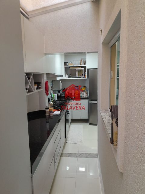 21b7bd7f-4ff3-4f35-891a-5207fe81a35e-TALAVERA APARTAMENTO Campestre 20757 Detalhes do imóvel:

64 m²
02 dormitórios, sendo 01 suíte
Sala confortável
Cozinha ampliada
Lavanderia separada

Área frontal fechada com cobertura retrátil, ampliando a cozinha
Área dos fundos com cobertura fixa e janelas, utilizada como lavanderia

Móveis planejados na Cozinha - Sala - Banheiros - Suíte - Lavanderia (apenas o segundo quarto não possui planejados)
