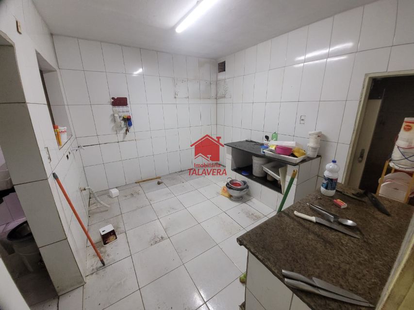 29cf7127-c20e-4205-b5c6-4e2963ecf16e-TALAVERA COMERCIAL Sao Jose 19489 Oportunidade Única! 

Está em busca de um ponto comercial com excelente localização e tradição? Aqui  está a chance de transformar este salão em um negocio de sucesso!

Localização Privilegiada 

Ao lado do Bar do Peixe
Em frente ao Pesqueiro Municipal de São Caetano do Sul e ao Bosque do Povo .

Destaque

Local onde funcionou ,por 32 anos a tradicional Pizzaria O Marujo, ainda mantendo o forno a lenha instalado
Salão amplo e versátil

Permite adaptação de layout conforme o projeto do interessado(dentro das limitações estabelecidas pelo proprietário)

Uso exclusivo para comercio de alimentos, fast-food e delivery
Possibilidade de desconto especial no aluguel por ate 3 meses (mediante apresentação previa de projeto de reforma e uso )

Aproveite esta fase de transição para moldar o espaço a sua maneira. Visite ainda hoje e descubra como você pode transformar este salão no seu próximo grande negocio.

entre em contato e agende sua visita.
(11) 9.9384-3032