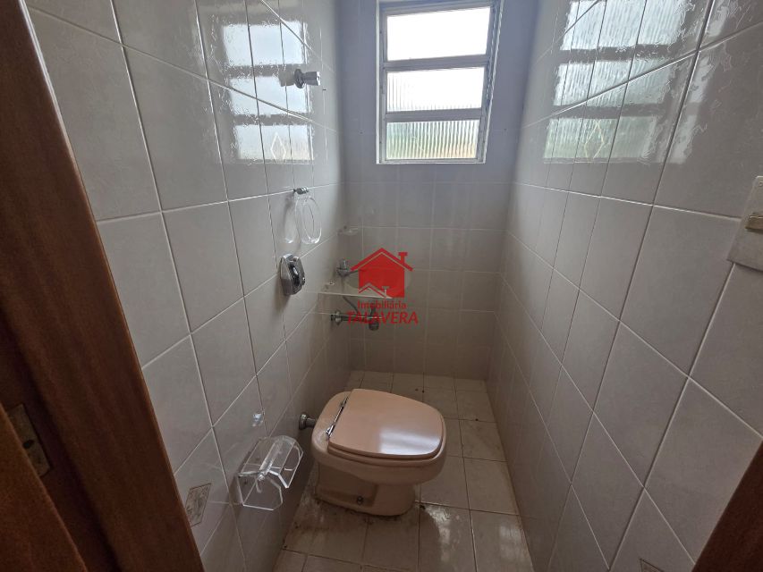 2d48c003-7498-49be-8f9c-b264731434ac-TALAVERA CASA Jardim Sao Caetano 20270 Imóvel com 03 dormitórios (01 suíte), 01 banheiro social - 01 lavabo - sala 02 ambientes - copa e cozinha - armários planejados. Além disso, conta com um quintal em cima e lavanderia, quintal lateral e garagem.

Ainda possui uma casa na parte de baixo com cômodos amplos, sendo 01 dormitório, 01 sala, 01 cozinha, 01 banheiro e lavanderia com 2 tanques. Imóvel com 17m de frente.