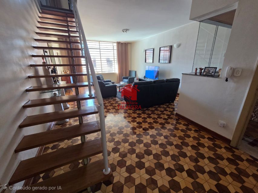 354d8902-8729-4e07-85af-a26a24bd54fa-TALAVERA COMERCIAL Osvaldo Cruz 20507 Casa Comercial de 250m²
 
Térreo

Sala 02 ambientes ,cozinha, banheiro  social , lavabo, área de serviço  - corredor lateral  (02 Lados )
Quintal nos fundos  04 vagas de garagem 


Andar Superior
03 salas (Atualmente Dormitórios ,  02 banheiros - sala ampla central , varando 


Imóvel fica bem localizado .

Vamos visitar?
