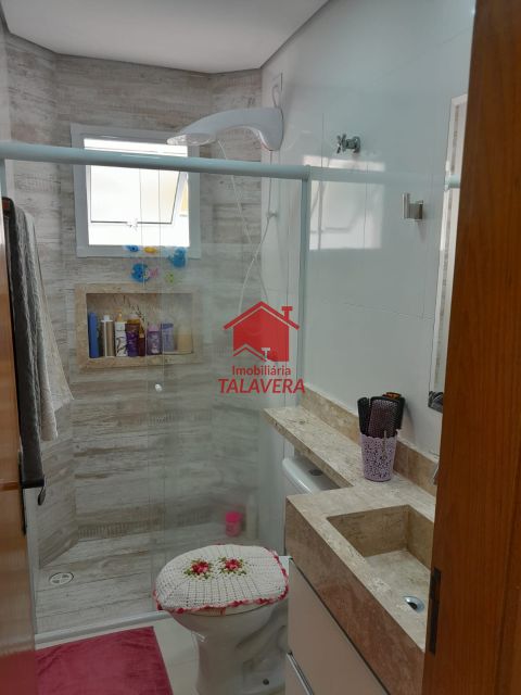 3745dd51-cebf-442e-8a0e-0b876e7c7a4b-TALAVERA APARTAMENTO Campestre 20753 Detalhes do imóvel:

64 m²
02 dormitórios, sendo 01 suíte
Sala confortável
Cozinha ampliada
Lavanderia separada

Área frontal fechada com cobertura retrátil, ampliando a cozinha
Área dos fundos com cobertura fixa e janelas, utilizada como lavanderia

Móveis planejados na Cozinha - Sala - Banheiros - Suíte - Lavanderia (apenas o segundo quarto não possui planejados)
